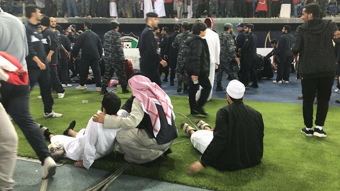 بالفيديو والصور.. إصابة 40 مشجعا جراء سقوط حاجز بمدرجات نهائي "خليجي 23"