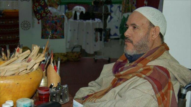 بالصور.. مغربي مُقعد يخط القرآن على جلد ماعز