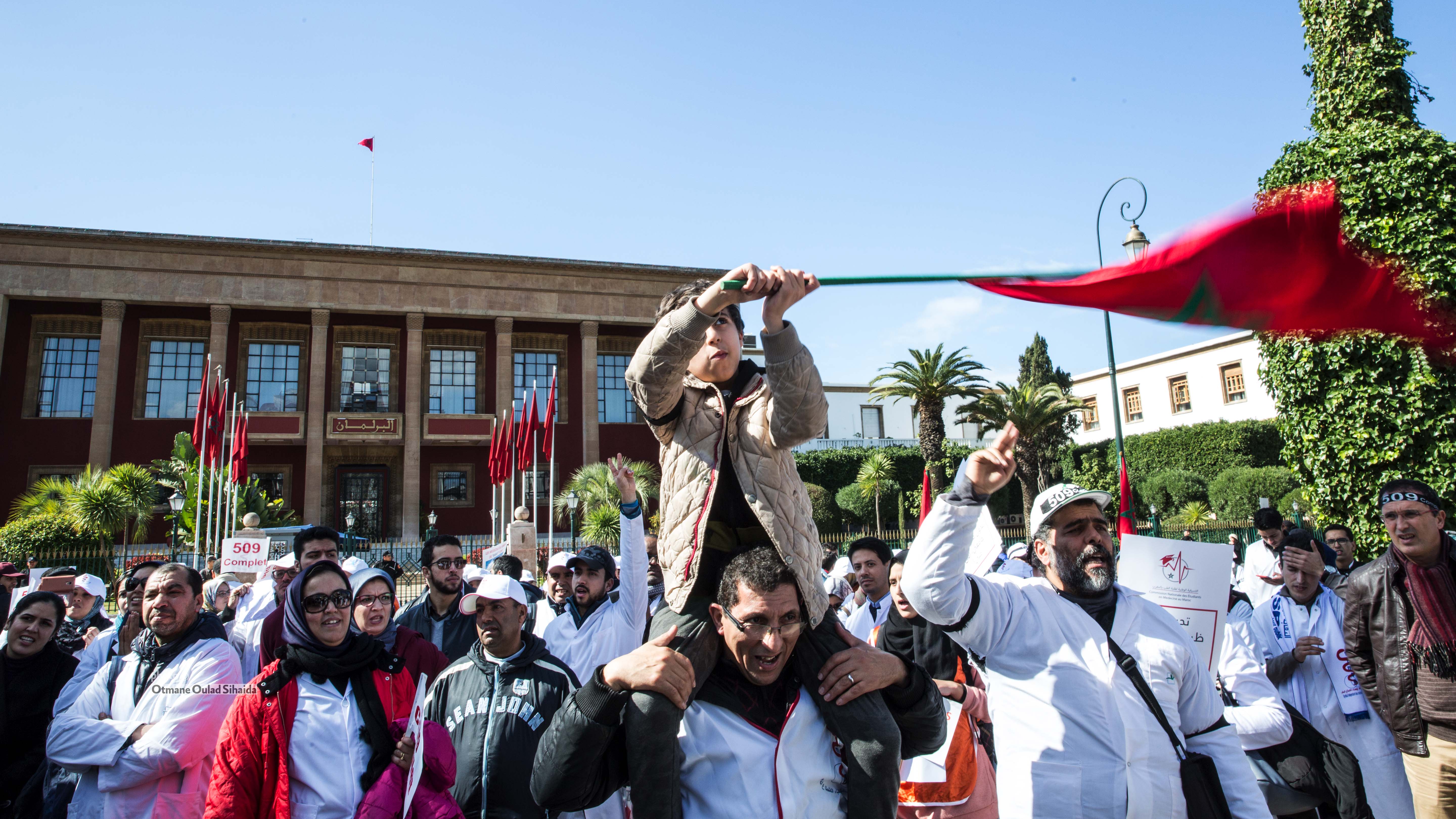 بالصور.. أطباء القطاع العام بالمغرب ينظمون مسيرة وطنية بالرباط رافعين لافتات الرقم الاستدلالي 509