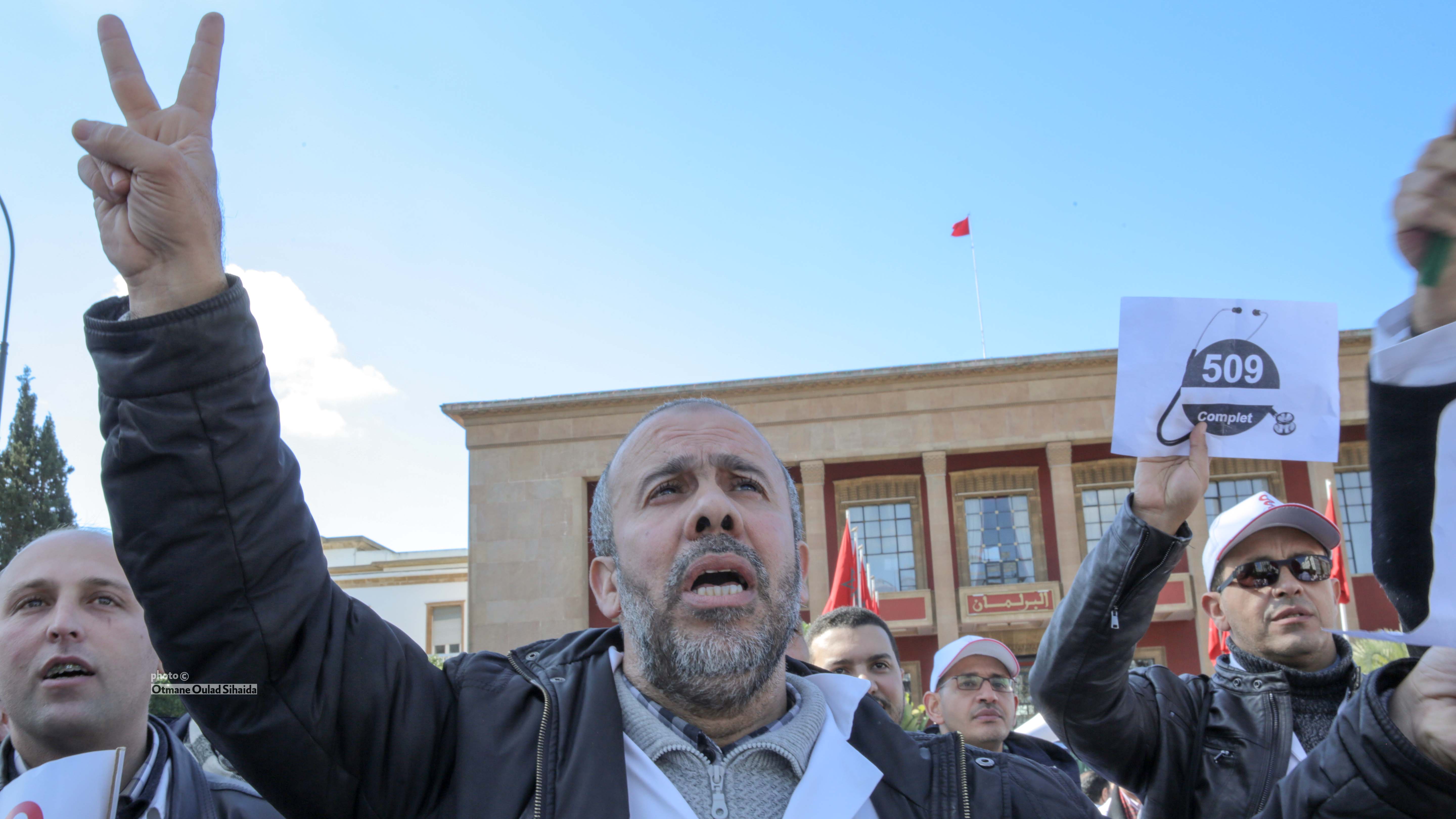 بالصور.. أطباء القطاع العام بالمغرب ينظمون مسيرة وطنية بالرباط رافعين لافتات الرقم الاستدلالي 509