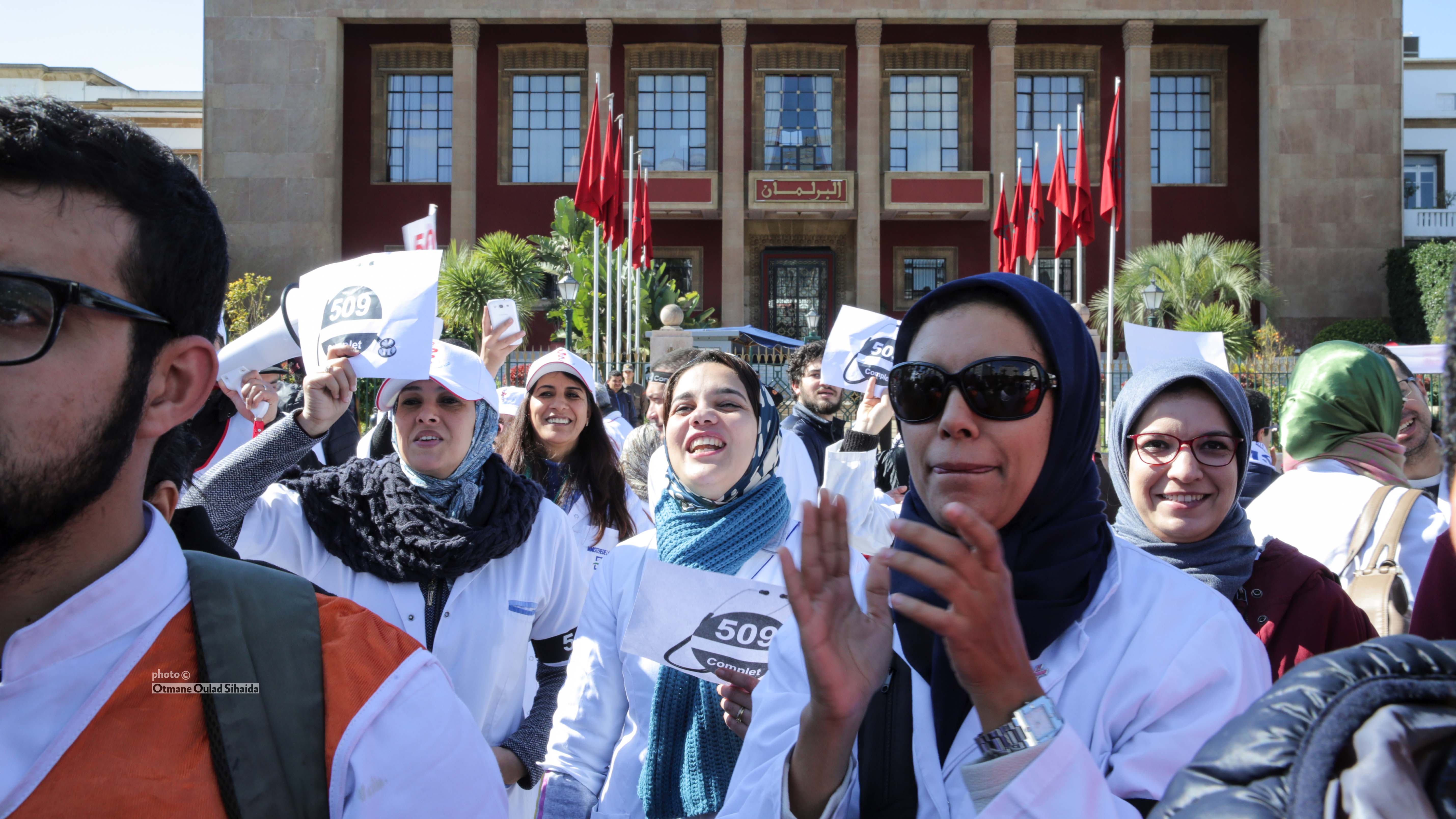 بالصور.. أطباء القطاع العام بالمغرب ينظمون مسيرة وطنية بالرباط رافعين لافتات الرقم الاستدلالي 509
