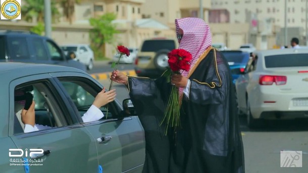 هذه حقيقة صور هيئة الأمر بالمعروف في السعودية توزع ورودا بمناسبة "عيد الحب"!!