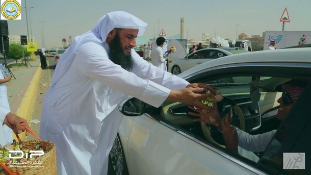 هذه حقيقة صور هيئة الأمر بالمعروف في السعودية توزع ورودا بمناسبة "عيد الحب"!!