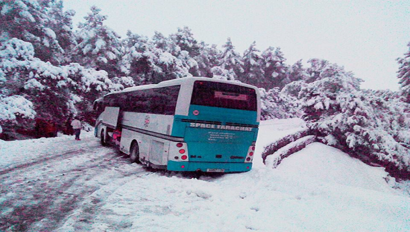 بالصور.. انزلاق حافلة لنقل الركاب بسبب كثافة الثلوج بإقليم خنيفرة
