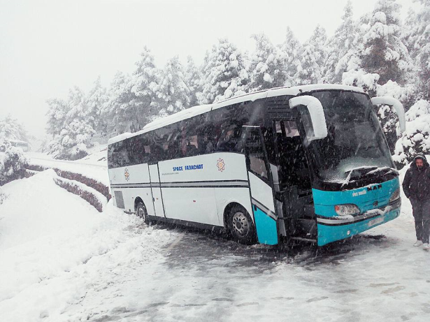 بالصور.. انزلاق حافلة لنقل الركاب بسبب كثافة الثلوج بإقليم خنيفرة
