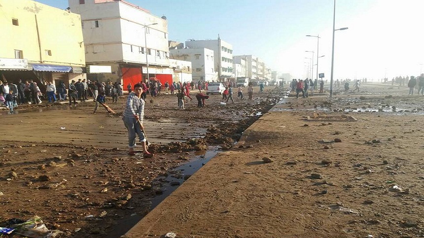 بالصور.. كورنيش سيدي موسى يمتلئ بالحجارة والأوحال بعد مد بحري جديد