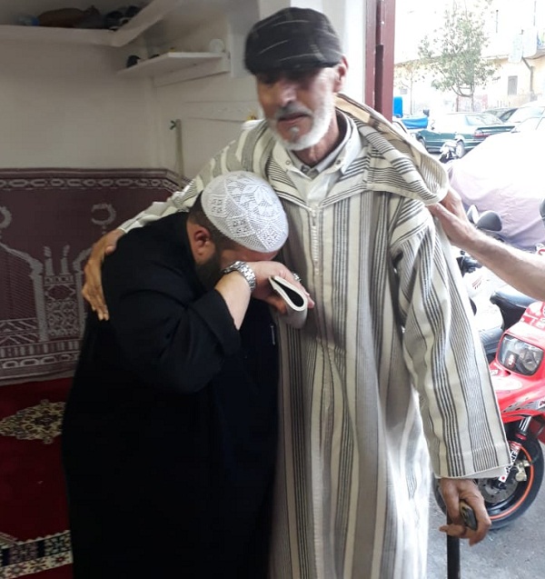 بالصور.. لقاء الشيخ التلميذ بالشيخ الأستاذ في مشهد مؤثر ذرفت له العيون