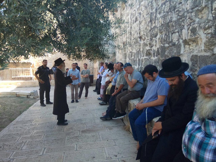 بالصور.. الحاخام الصهيوني المتطرف موشي ديفد يقتحم الأقصى برفقة جماعات الهيكل