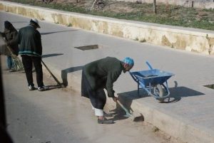 قائد يجبر الشيوخ والمقدمين على تنظيف الشوارع والأزقة