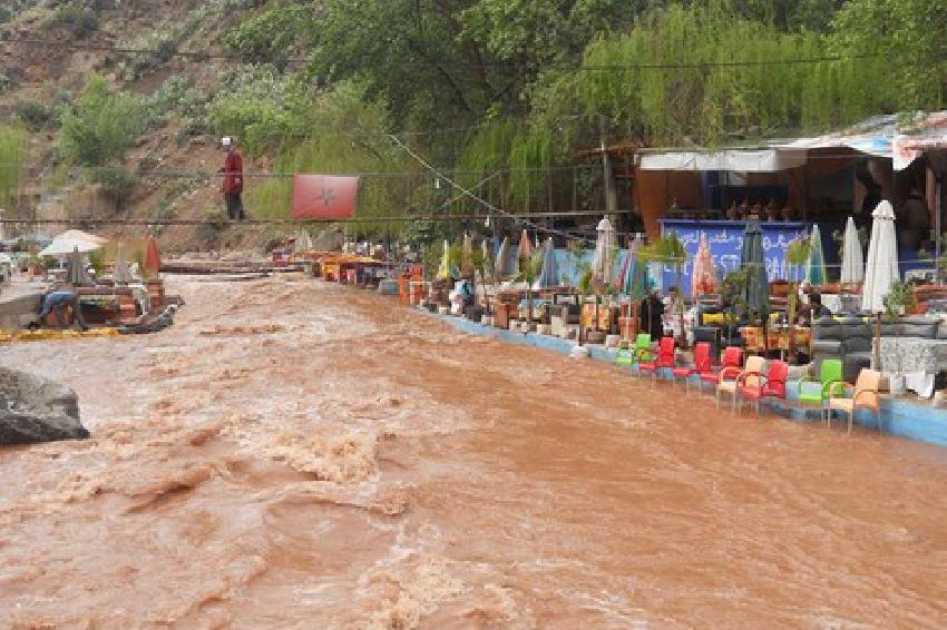 إخراج المواطنين من سيتي فاضمة بعد فياضانات جارفة