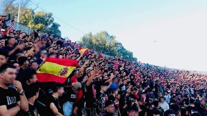 مغاربة يستنكرون رفع متظاهرين تطوانيين لعلم المحتل الإسباني!!