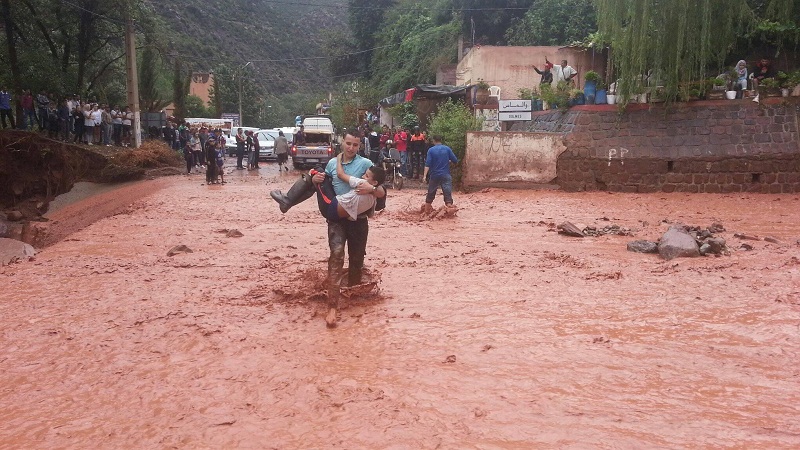 صور معبرة.. شباب يعبرون بالتلاميذ سيلا مائيا جارفا خوفا على حياتهم بمنطقة أولماس