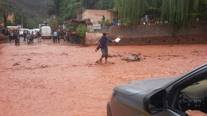 صور معبرة.. شباب يعبرون بالتلاميذ سيلا مائيا جارفا خوفا على حياتهم بمنطقة أولماس