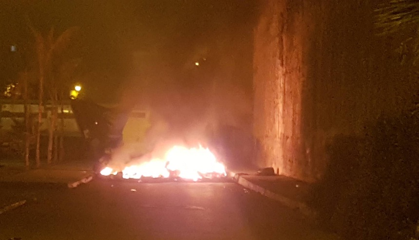 صور.. شعايلة بحي سيدي موسى بسلا تقطع الطريق الساحلي وأخرى تقطع الطريق عند مدخل سنبلة