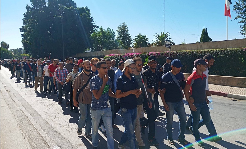 بالصور: بعد موت زميلهم صابر.. المكفوفون يطالبون بإقالة حقاوي في مسيرة لهم بالرباط