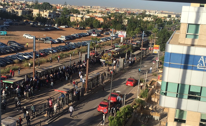 بالصور.. بيضاويون يوقفون طرامواي عن الحركة احتجاجا على الخدمة السيئة