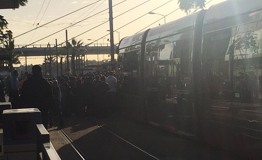 بالصور.. بيضاويون يوقفون طرامواي عن الحركة احتجاجا على الخدمة السيئة