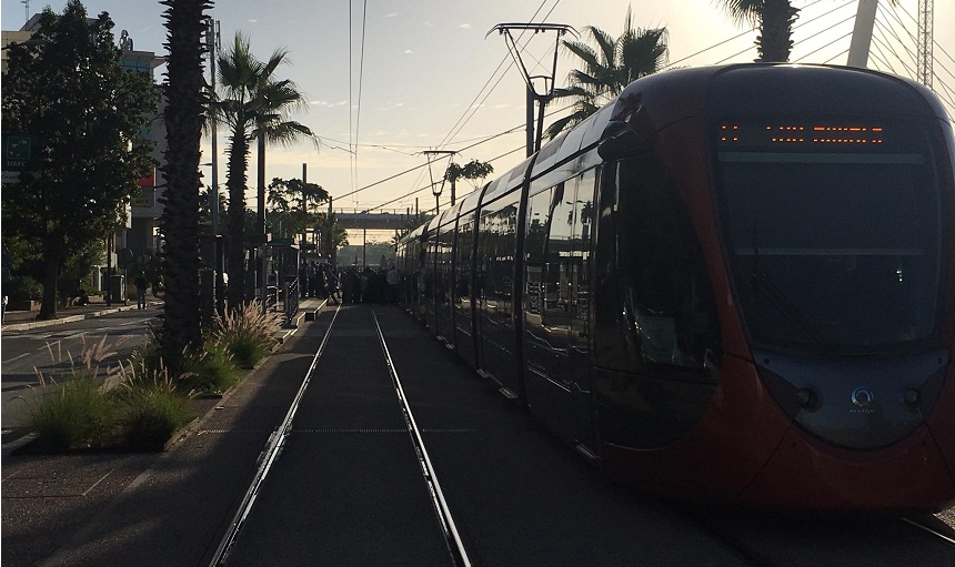 بالصور.. بيضاويون يوقفون طرامواي عن الحركة احتجاجا على الخدمة السيئة