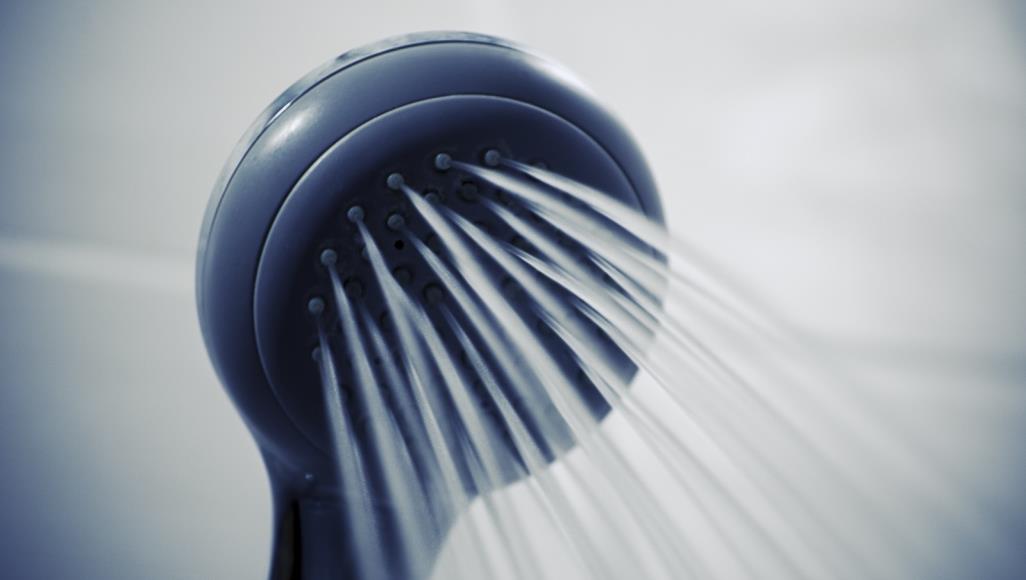 انتبه لنظافته.. دش الحمّام يهدد صحة الرئتين