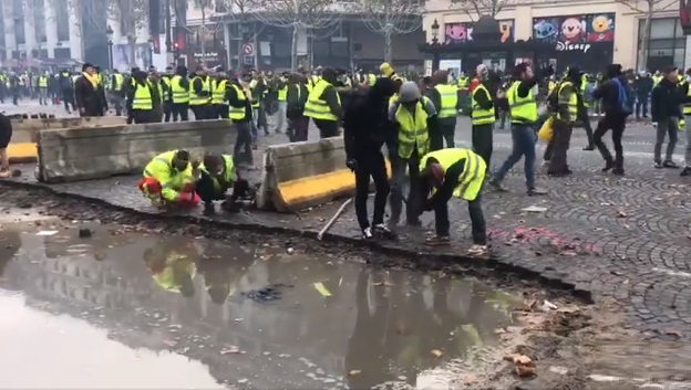 فرنسا.. توقيف 130 متظاهرا من "السترات الصفراء"