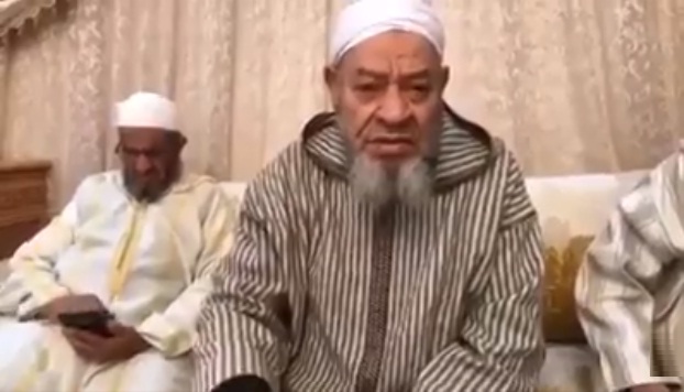 فيديو.. عبد الهادي بلخياط ينشد حول التعلق بالدنيا وصحوة الضمير
