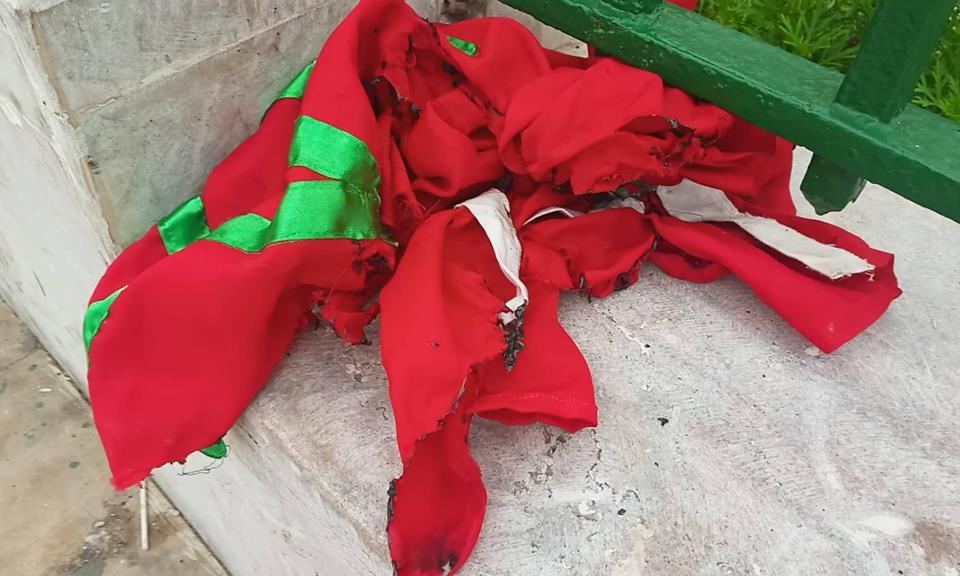 خطير.. إحراق العلم الوطني في وقفة لمئات التلاميذ المحتجين أمام البرلمان