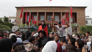 خطير.. إحراق العلم الوطني في وقفة لمئات التلاميذ المحتجين أمام البرلمان