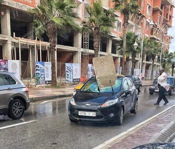 خطير.. لوح حديدي يسقط من عمارة ويخترق الزجاج الأمامي لسيارة