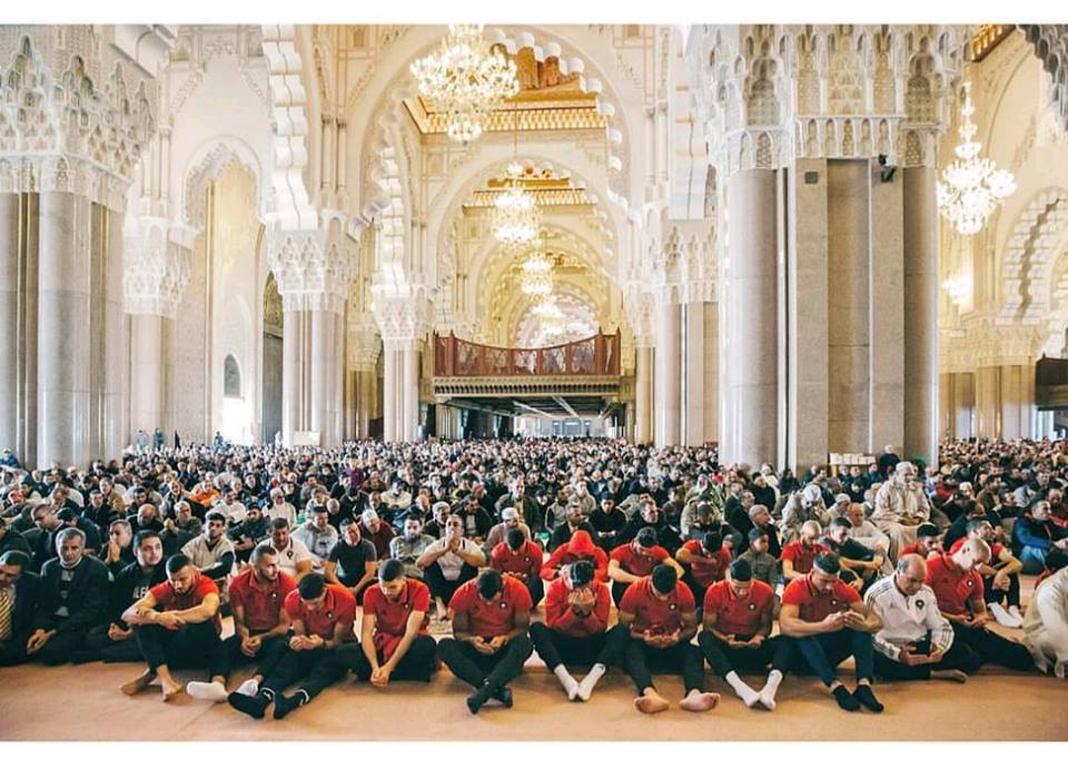 لاعبو المنتخب الوطني صلوا الجمعة بمسجد الحسن الثاني قبل مباراة اليوم