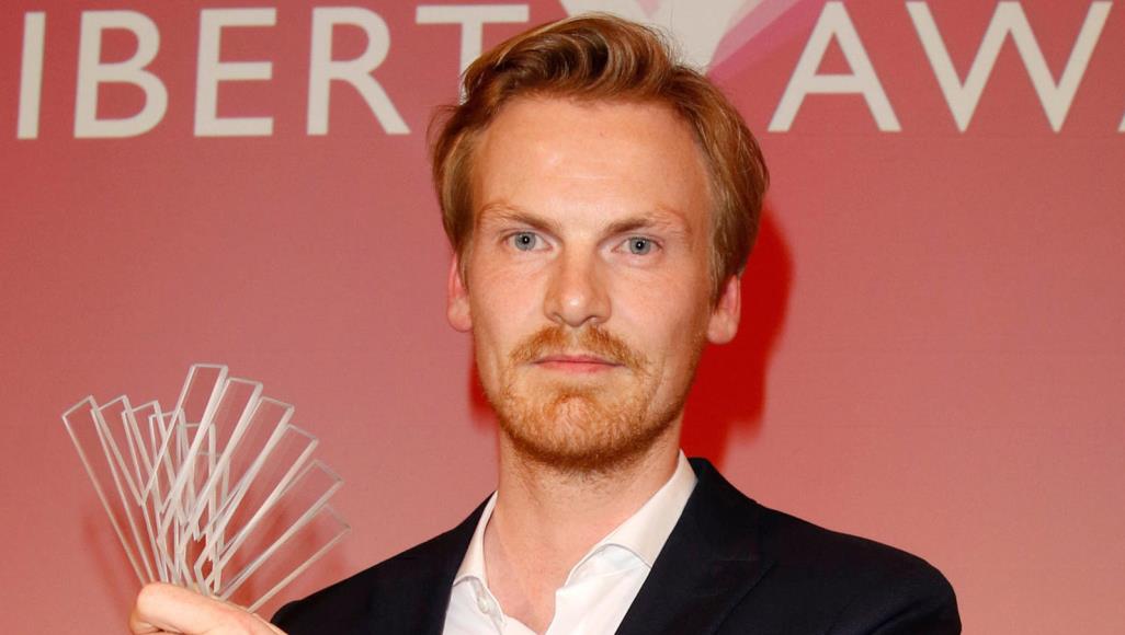 صحافي كذاب ومدلس يفوز بجوائز عديدة