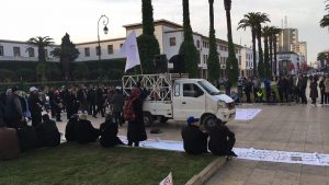 بعد مسيرة اتنهت قبل قليل المتصرفون يعتصمون اليوم ليلا أمام البرلمان