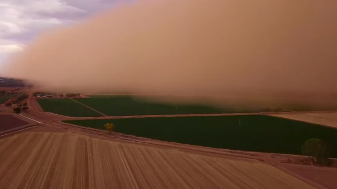 فيديو.. سماء أستراليا تتحول إلى اللون البرتقالي بسبب عاصفة ترابية