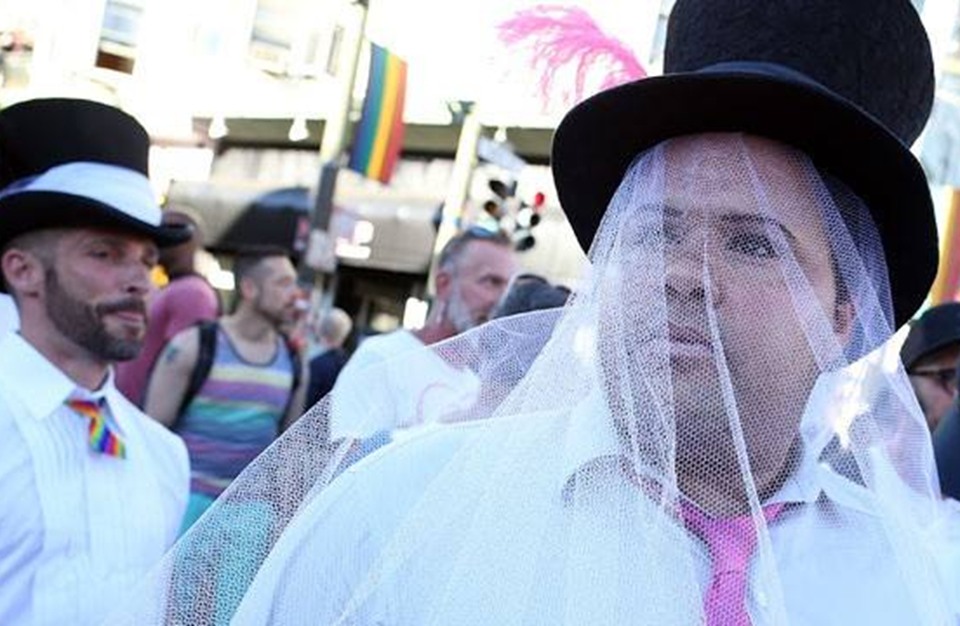 بسبب ضغط الشواذ جنسيا قانون يمنع استعمال "أب" و "أم" في فرنسا