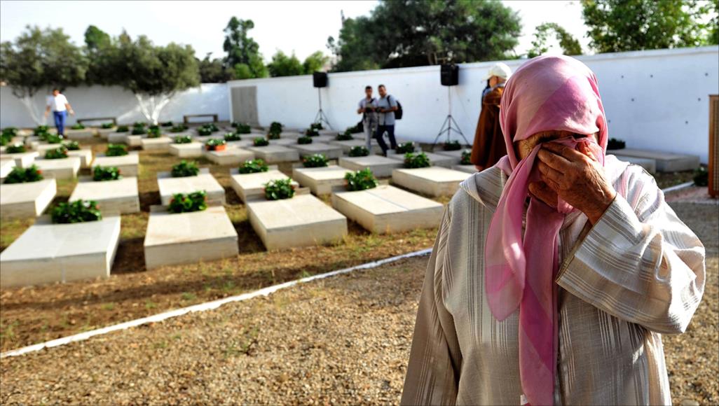 "الأحداث المغربية" تصف شبابا ينصحون زوار المقابر بالميليشيات المتطرفة