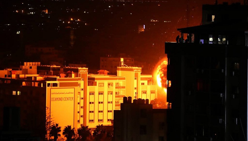 الجيش الصهيوني يشن غارات على قطاع غزة (صور)