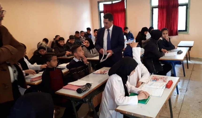 صورة.. نظرة التلميذ المتسائل والمستفهم للوزير أمزازي (وحركة يد)!!