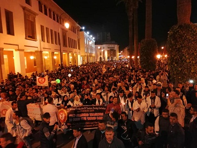 صور.. مسيرة واعتصام حاشد للأساتذة المتعاقدين بأهم شوارع الرباط وأمام البرلمان والحديث عن مقترح حوار مع الوزارة