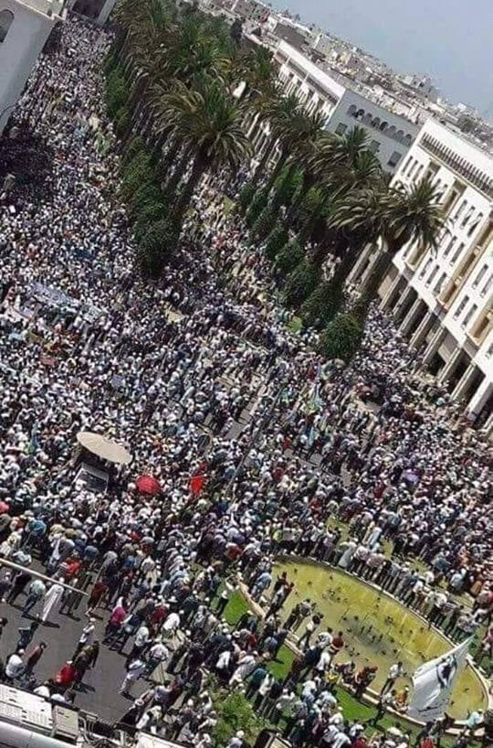 صورة.. مسيرة وطنية ضخمة للأساتذة حاملي الشهادات و"أساتذة التعاقد" وأساتذة "الزنزانة9"