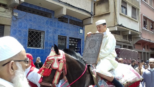 صور رائعة لفرسان بعد ختمهم حفظ كتاب الله تعالى بكتاب الإمام نافع بعين الشق بالدار البيضاء