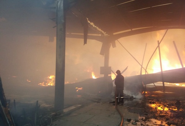 بالصور والفيديو.. حريق يلتهم مصنعا لصنع الكراسي والكنبات بحي الرحمة بمدينة سلا