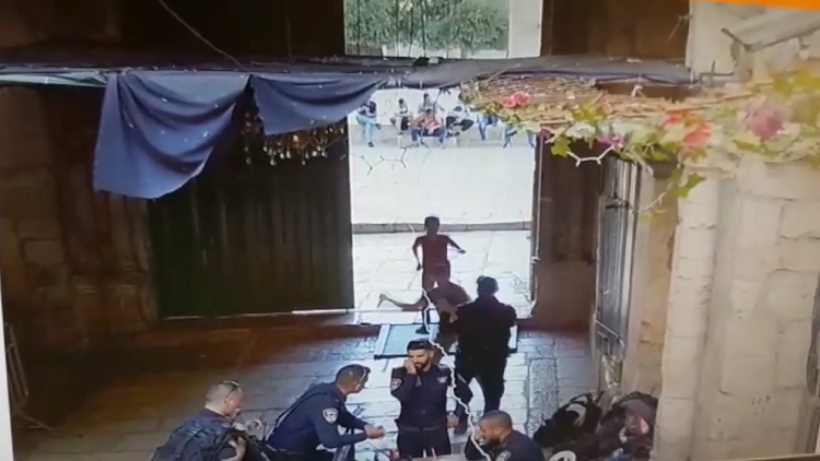 بالفيديو.. شابان فلسطينيان يطعنان شرطيا إسرائيليا بالقدس