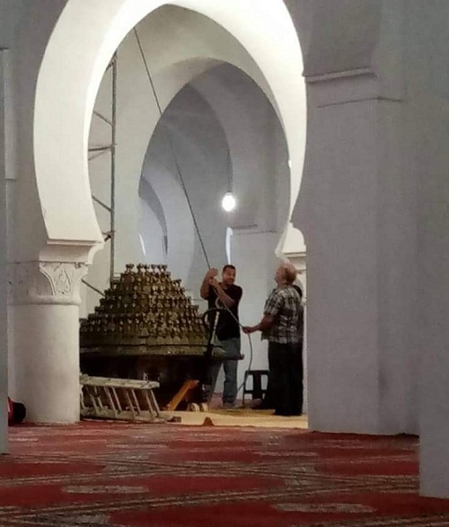 خبر سار بالصور.. بأمر ملكي ثريا مسجد القرويين تعود لمكانها بعد أربع سنوات من غيابها وظهورها في متحف اللوفر بباريس