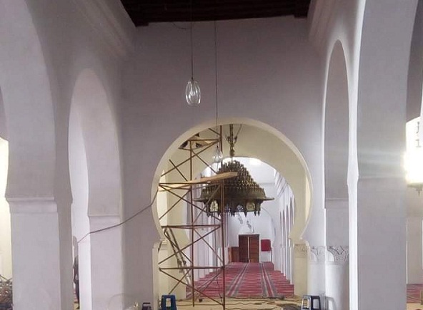 خبر سار بالصور.. بأمر ملكي ثريا مسجد القرويين تعود لمكانها بعد أربع سنوات من غيابها وظهورها في متحف اللوفر بباريس