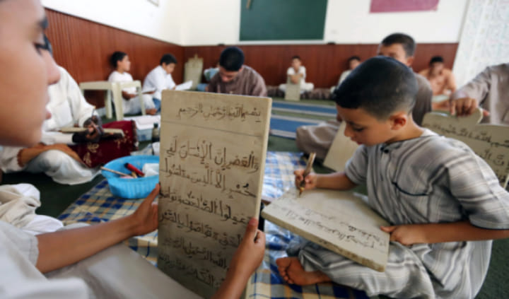 أنباء عن إلزام وزارة الأوقاف الأئمة الذين يحفظون القرآن في المساجد بتوقيف ذلك وإفراغها من "الطلبة المسافرية"