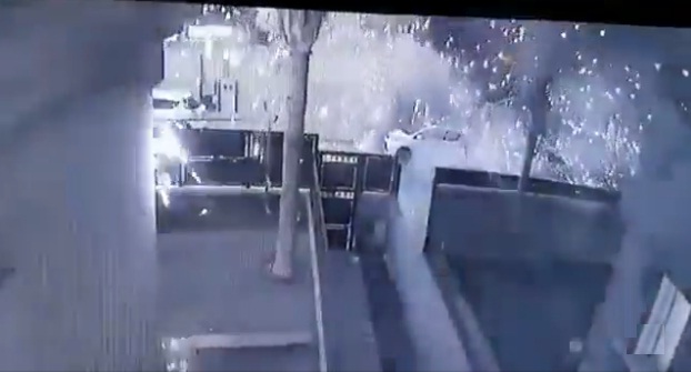 فيديو.. توثيق لحظة سقوط أحد صواريخ المقاومة على منزل في مستوطنة "سديروت"