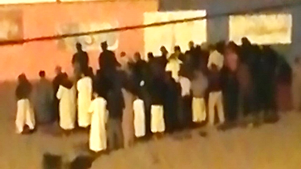 بالفيديو.. مدينة آسفي تلتحق بفاس ومواطنون يصلون العشاء والتراويح في الشارع والأمن يكتفي بالمتابعة!