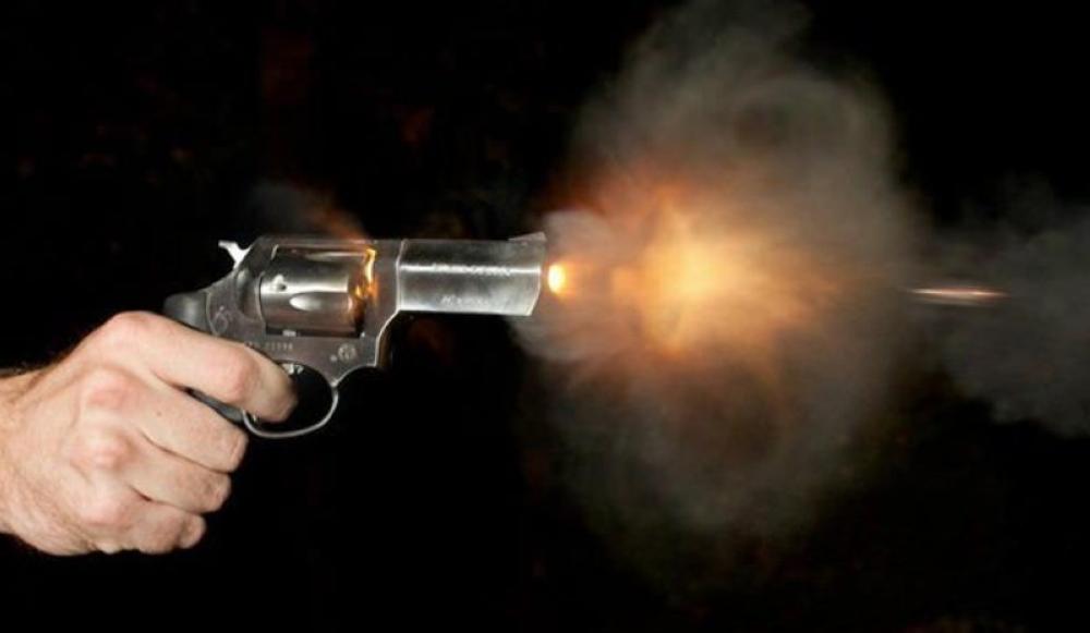 مجرم خطير يعربد بسيفه وسلاح الشرطة يكبح جماحه