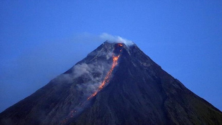 نشاط بركاني في جبل ميرابي بإندونيسيا