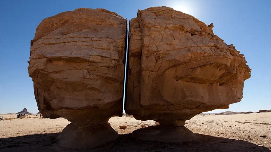 صخرة ضخمة مقطوعة بمثالية إلى قسمين تحدث ضجة على النت.. فما حقيقة ذلك؟