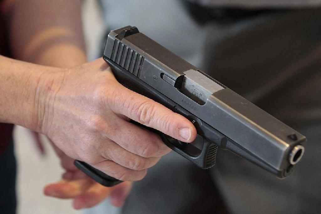 مفتش شرطة يشل حركة شخص مندفع بساطورين باستخدام الرصاص